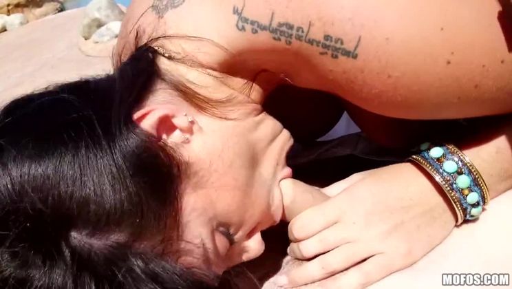 Havuz kenarında Alison Tyler dev siki köküne kadar yiyor